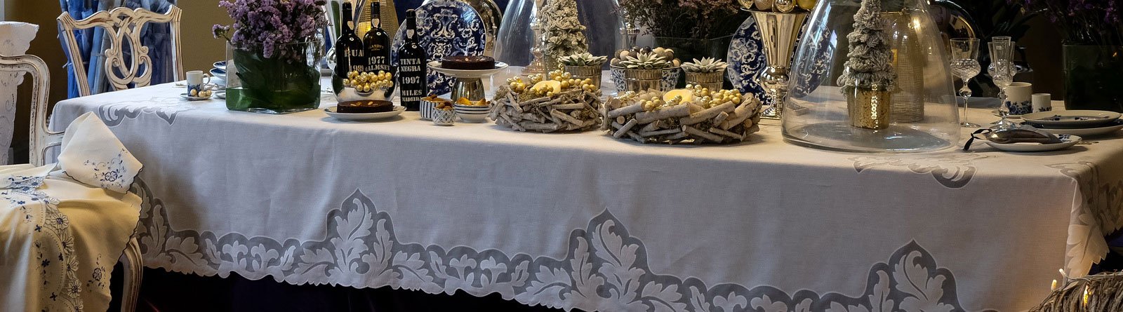 Toalhas de mesa e chá, acessórios de mesa, individuais, guardanapos e centros de mesa bordados em Bordado Madeira.