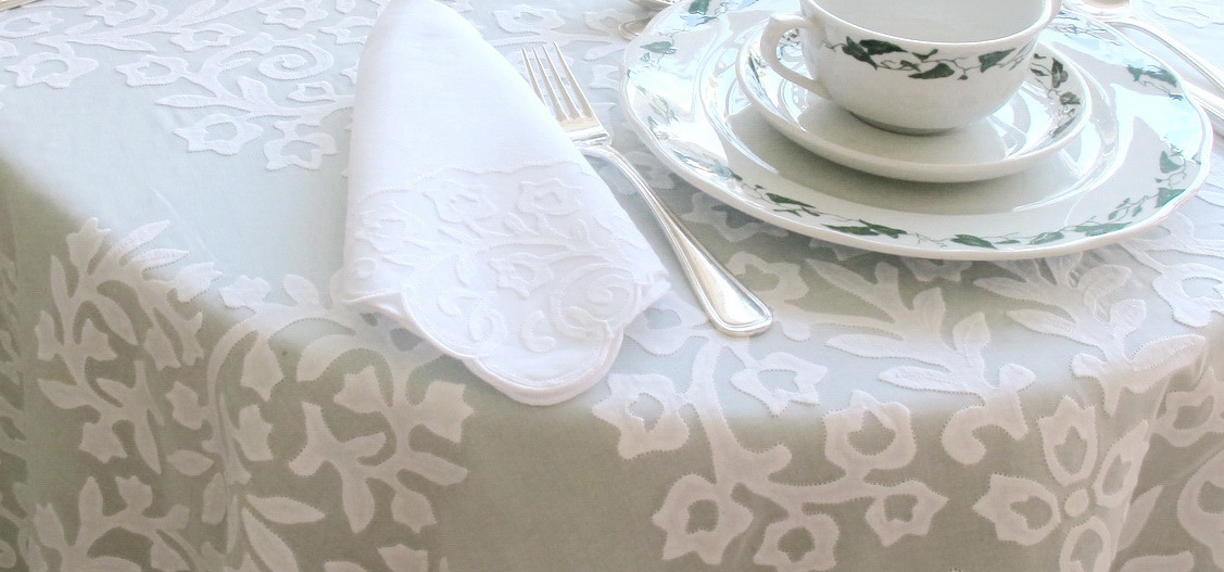 Toalhas de mesa e chá  bordadas em Bordado Madeira.