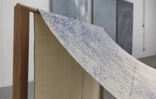 Obra de arte têxtil de Maria Sassetti combinando Bordado Madeira e desenho, parte da Exposição Furo Fio Traço.