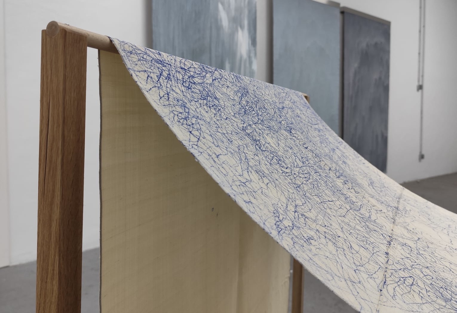 Obra de arte têxtil de Maria Sassetti combinando Bordado Madeira e desenho, parte da Exposição Furo Fio Traço.