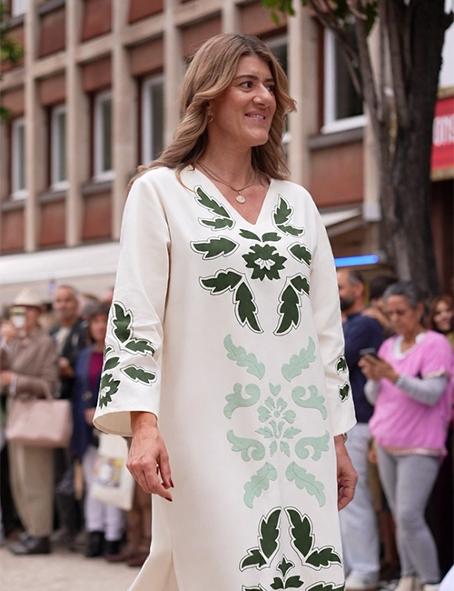 Vestido de linho branco com Bordado Madeira feito à mão Ref-655 Bordal
