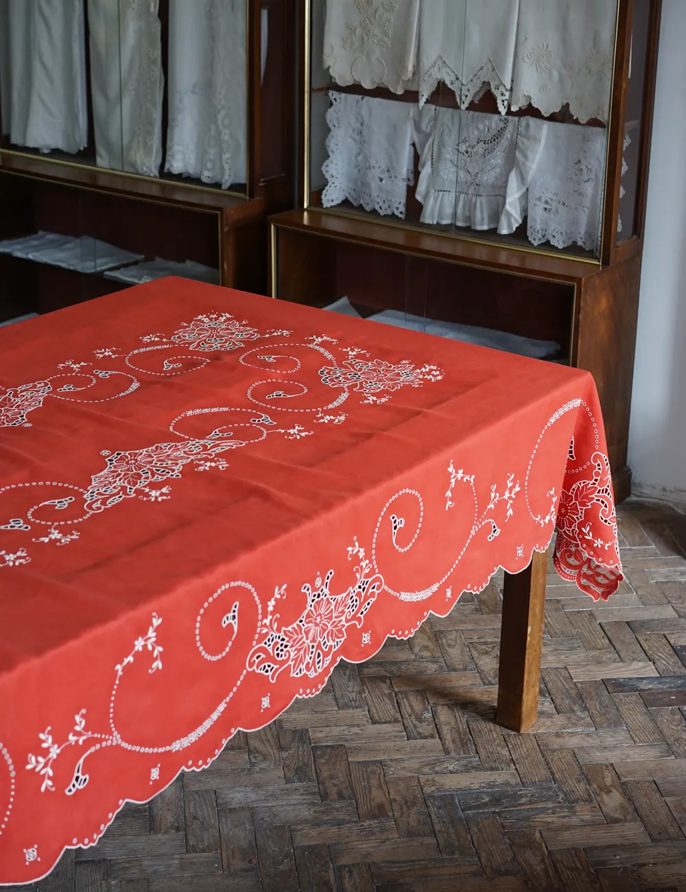 Toalha de mesa em linho bordada a richelieu ref 07790 com 12 guardanapos 180x270 cm Bordal